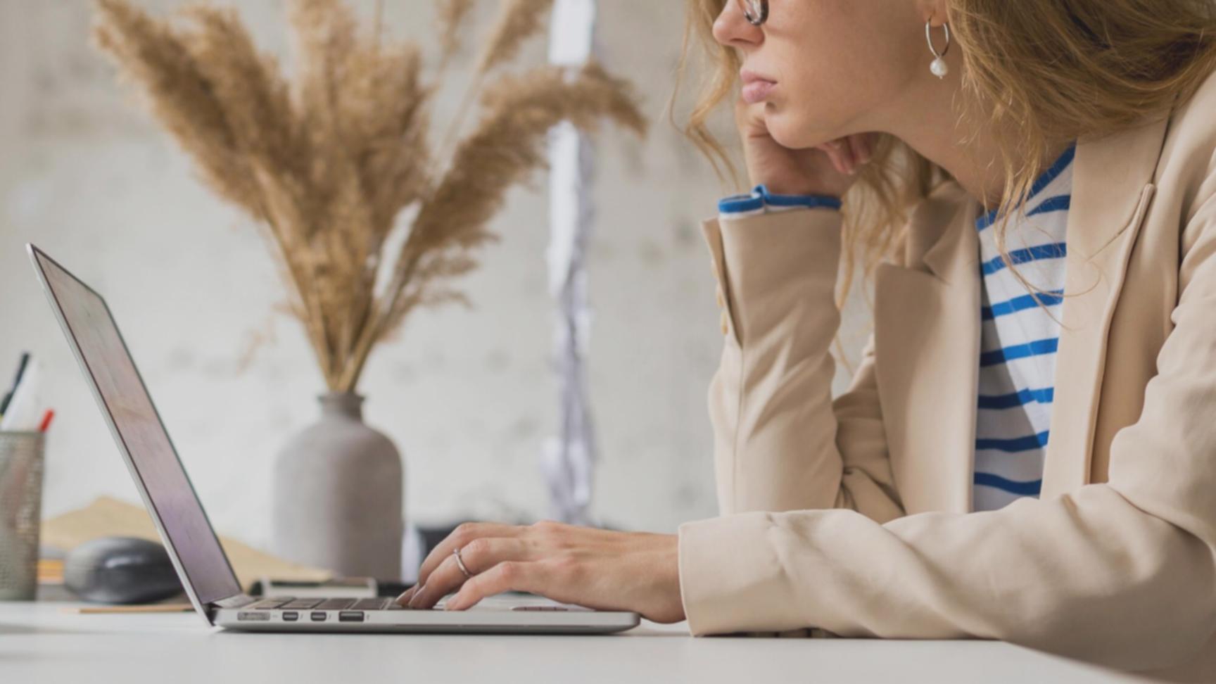 Студенти працюють над веб-дизайн проектами в сучасній аудиторії