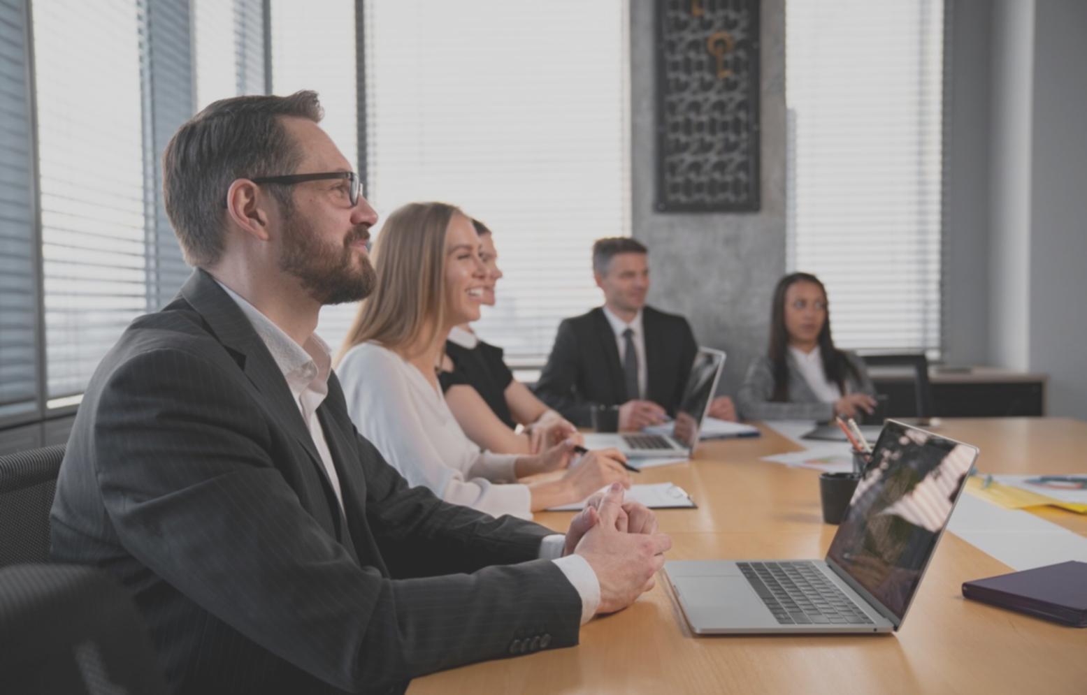 Робоче місце веб-дизайнера з кількома моніторами та сучасним обладнанням