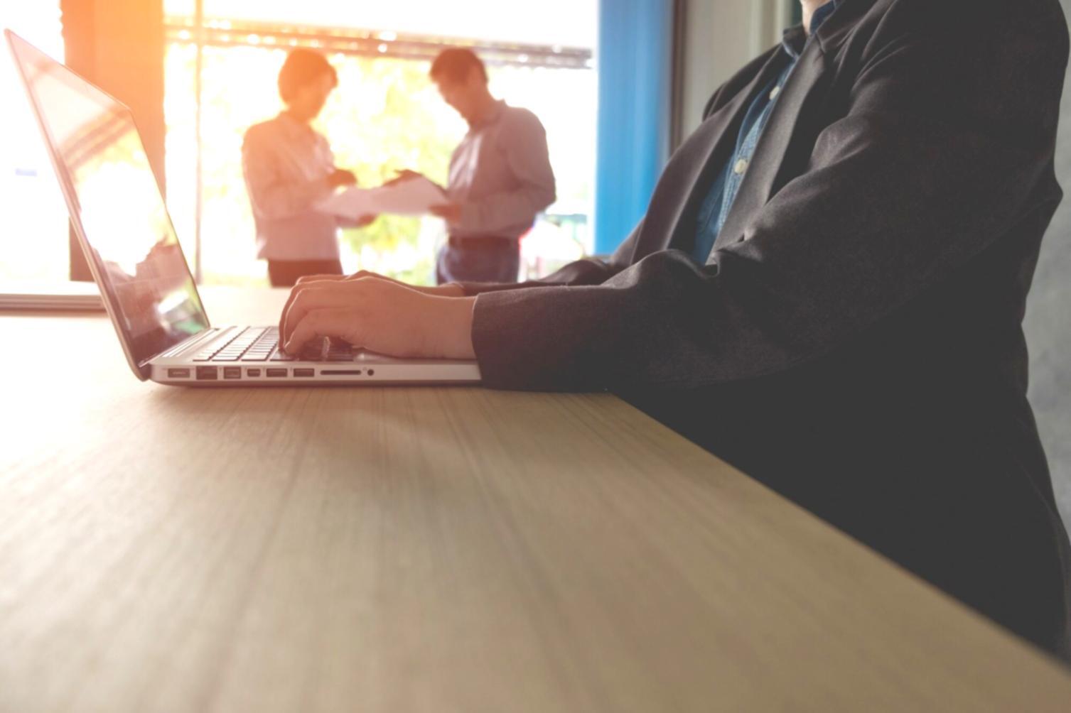 Сучасне робоче місце програміста з двома моніторами